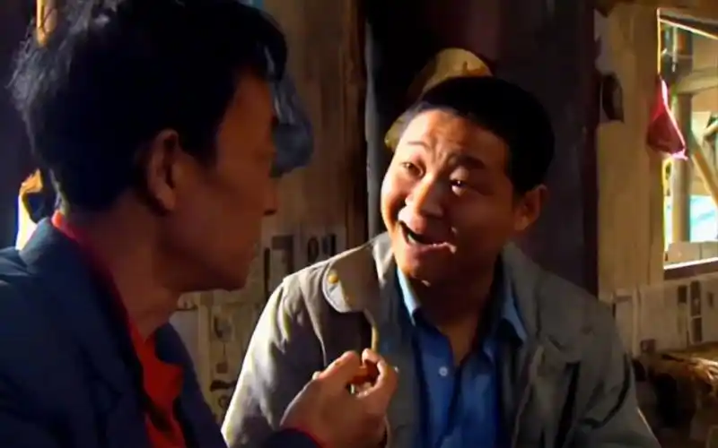 于芳刚当上厂长,哥哥就跑来享清福 #山城棒棒军,.影视解说