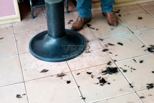 在理发店的地板上的头发