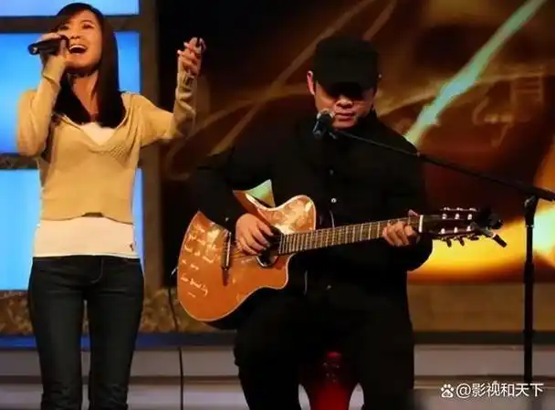 想不到,与师父刀郎"同居"多年后,云朵居然以"这种姿态"现身