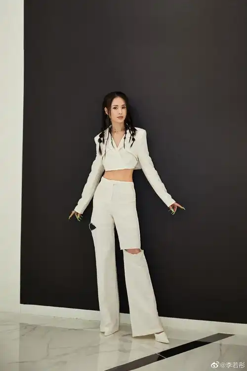 在这组照片中李若彤一改往日的优雅美丽的形象,化身酷炫潮流女神.