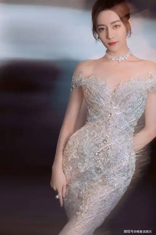 被迪丽热巴的身材惊艳到了黄金腰臀比抢镜摇曳生姿仪态绝美