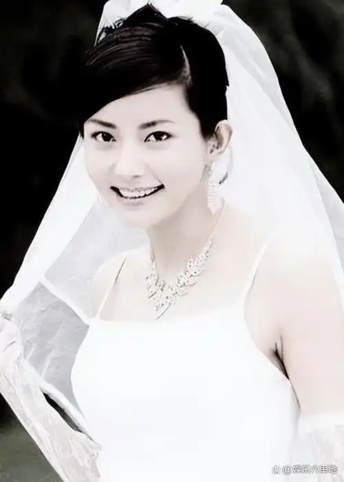 在李钰去世前,汪雨始终如影随形地陪伴在身旁;而在李钰离世后,汪雨