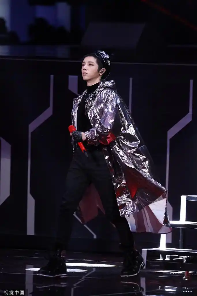 华晨宇银色风衣罩体霸气十足戴贝雷帽热力开唱燃炸舞台