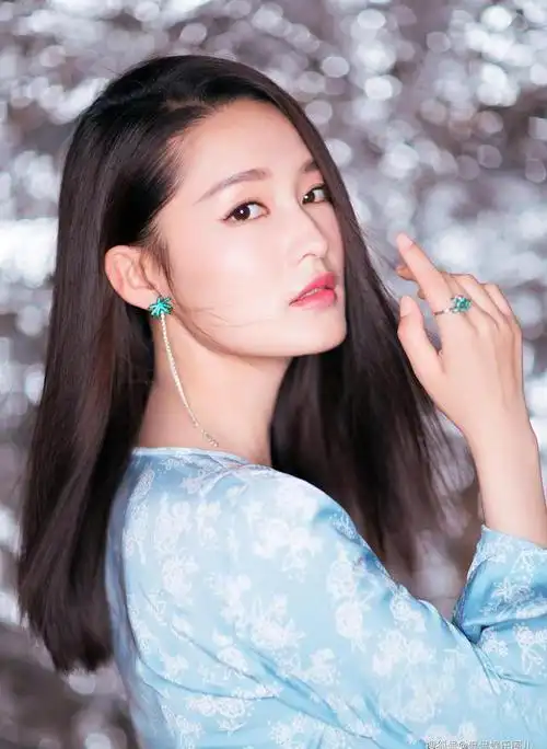 清新脱俗的外貌李沁,一个让人眼前一亮的女星,不仅拥有出色的演技