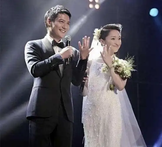 2020年12月23日,著名实力演员周迅向大众宣布了与老公高圣远已