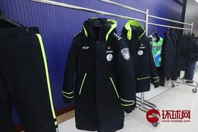 最新款警服配发!新型警用防寒衣装!|大衣|绒衣_网易订阅