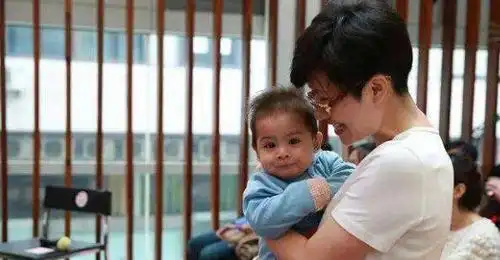 原创央视主持吉雪萍近照曝光富豪老公身份不简单家庭幸福美满