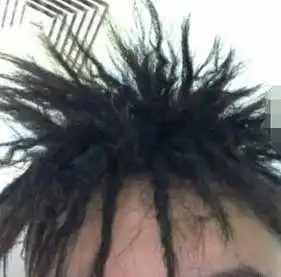 这位小伙子的发型可以说是有些失败了,看起来不像锡纸烫,反而更像杂乱