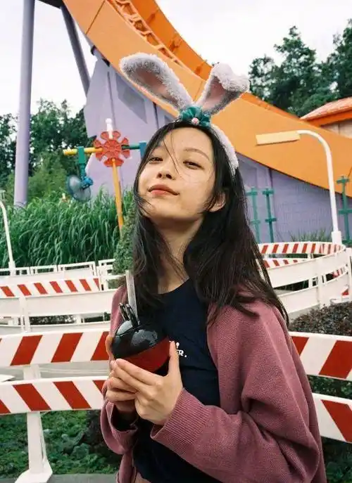 倪妮雨中撑伞成神图,红色亮片吊带裙太惹眼!