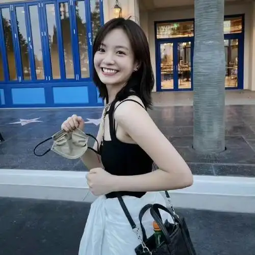 李庚希头像 太有氛围感了