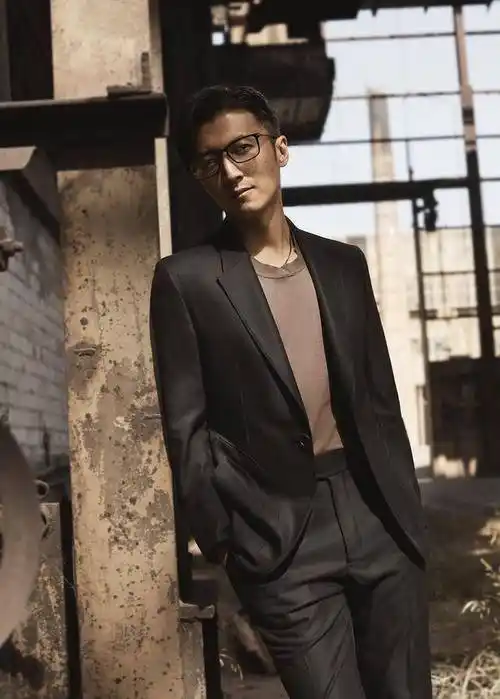 谢霆锋久违的写真照,身材不输小鲜肉,自律才是冻龄的秘诀_杂志_眼神