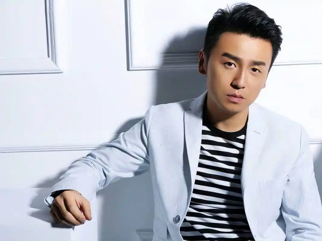 原创初中辍学做了演员40岁演渣男家喻户晓雷佳音的成长经历