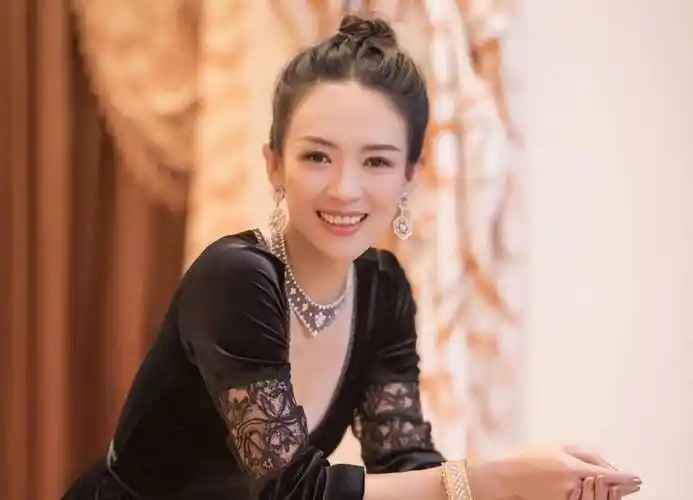 章子怡被嘲身材走形,胸部快下垂到肚子上了,还自信十足稳站c位_国际