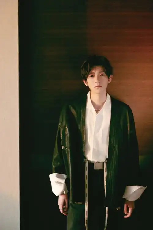 王源小王子黑西装造型