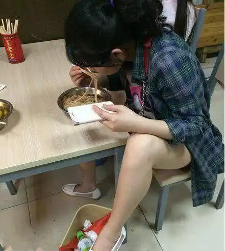 姑娘,咱吃饭能把霸气的脚放下来吗?|新手上路|滑板车_网易订阅