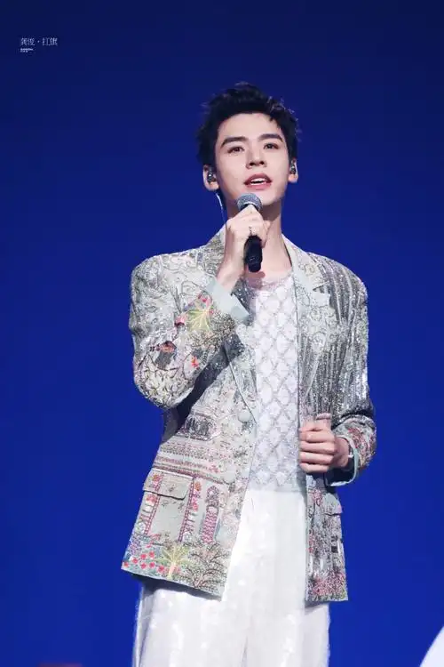 龚俊东方卫视跨年晚会##龚俊 新装的四肢