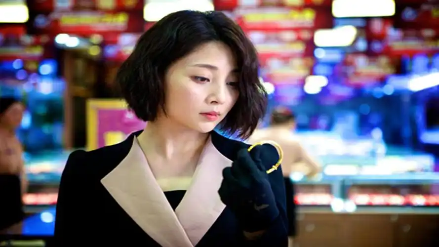 2013年,殷桃与张国强主演都市匪徒电视剧《无贼》,这部剧一对贼夫妻与