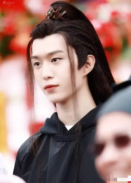 翩翩少年郎!范丞丞古装造型剑眉星目超帅气