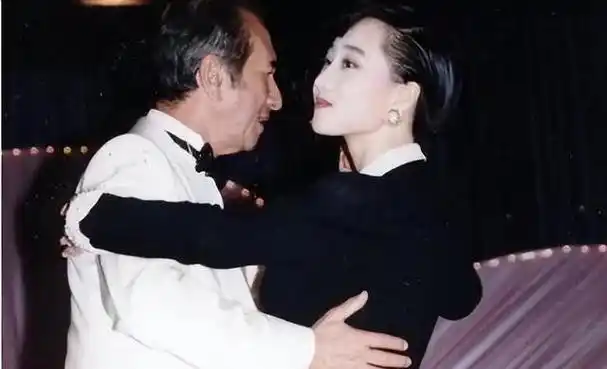 李连杰对利智说咱们两个女儿都挺独特的长得既不像你又不像我