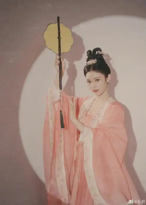 林允粉裙造型梦回宋引章##林允粉裙古装造型