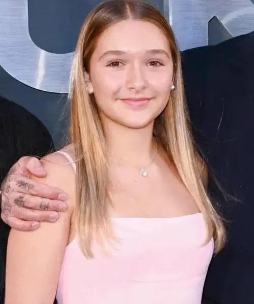 贝克汉姆的女儿小七长大了金发碧眼白皮肤亭亭玉立好漂亮