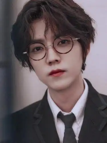 鹿晗,戴眼镜的小鹿帅爆了