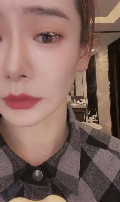 戚薇用一个小道具就能拍成大片,笑容实在是太甜了!