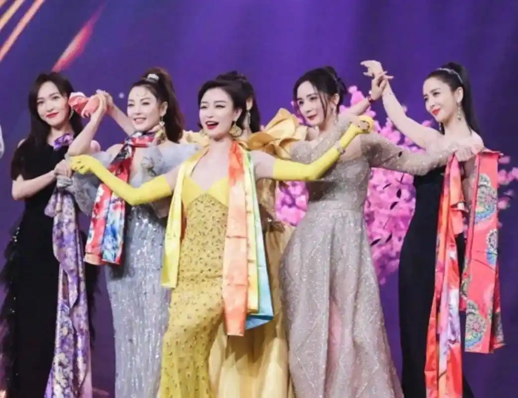 原创刘诗诗生日这天37岁杨幂把娱乐圈的人情世故展现得淋漓尽致