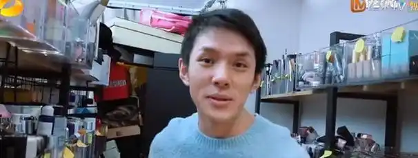 李佳琦化妆前后差距大,素颜暴露多处缺陷,与何炅视频颜值输了