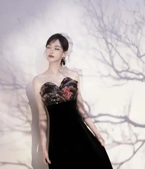 唐嫣最新活动高清美图来袭一身黑色流苏连衣裙优雅美丽