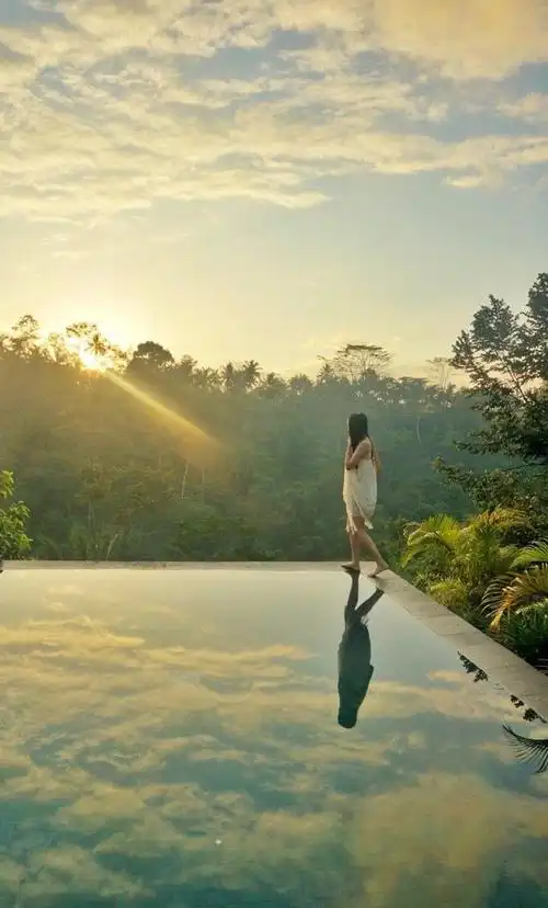 站在泳池边上的水中倒影