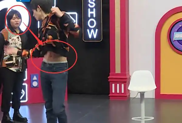 宋亚轩确定才16岁?跳舞时撩上衣大秀腹肌,粉丝截屏截到手酸_腾讯新闻