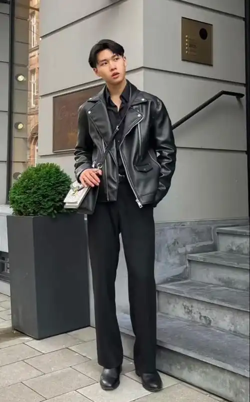 1,今年秋冬穿皮衣,流行"一身黑"的搭配,这些造型时髦又显男人味