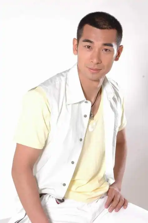 赵文卓个人资料(赵文卓:娶小8岁东北小丫,婚后连生三胎,如今一家五口