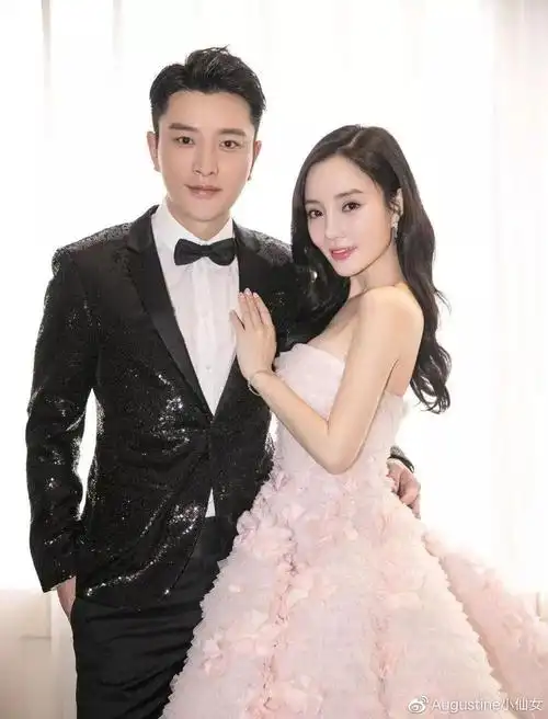 李小璐与男友人相约滑雪,动作亲密引热议,男方霸气回应有深意?