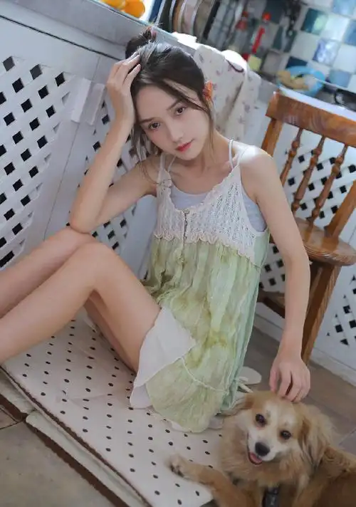 吊带短裙美女性感粉嫩写真图片