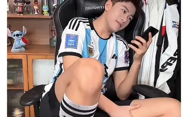 大脚帅哥,他的足球袜好性感