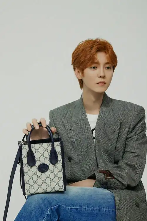 x gucci 代言人的最新物料,穿着灰色西装和牛仔裤