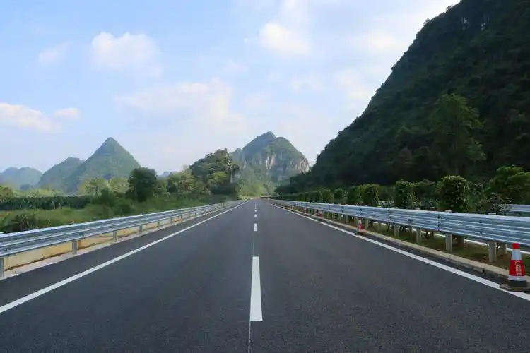 大宁路二分部完成主线段沥青面层施工