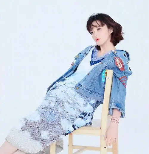 高龄产妇蒋勤勤挺孕肚优雅出镜 慵懒随性秀精致五官