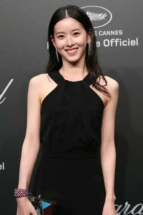 奶茶妹妹章泽天戛纳电影节蹭红毯,网友吐槽:太丑!_网易订阅