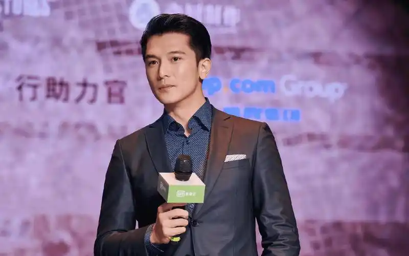 台偶初代男神贺军翔老好快,短发近照年龄感重让人认不出_时期_西装