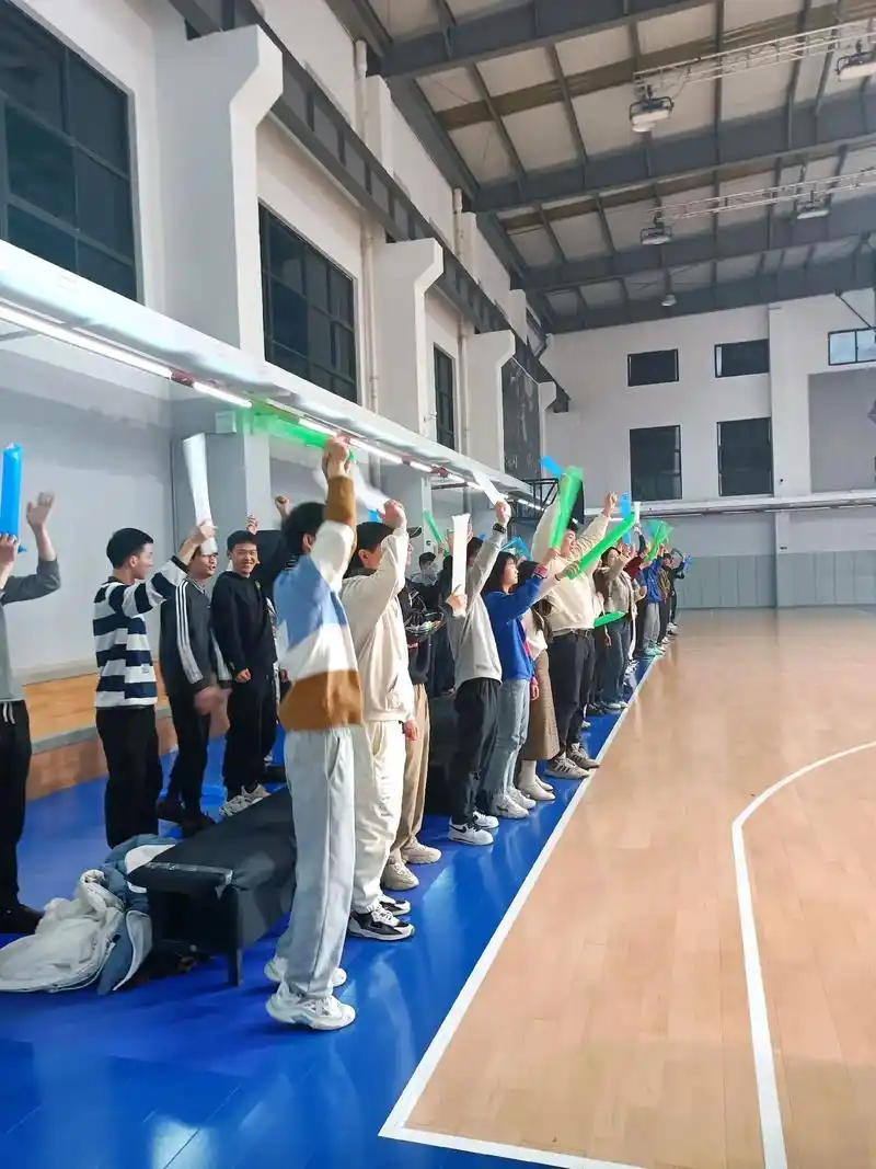 片场剧照.室内有空调还是挺暖和的#拍摄现场 #群众演员 #现 - 抖音