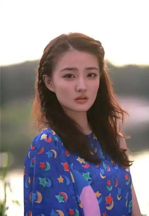 12位拥有方脸的女星,个个惊艳四方,美貌被低估_张曼玉_巩俐_时尚