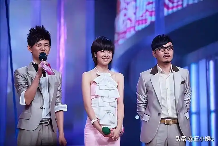 奔着郁可唯去看的《我想和你唱》,没想到却被一个素人歌手震撼了_贺