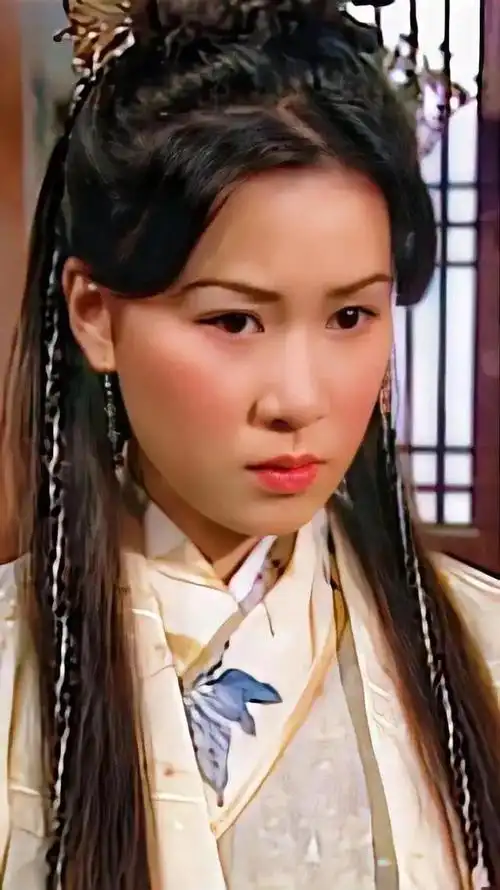 当时饰演赵敏的是黎姿,tvb这个版本美女如云,额,而佘诗曼的周芷若远不