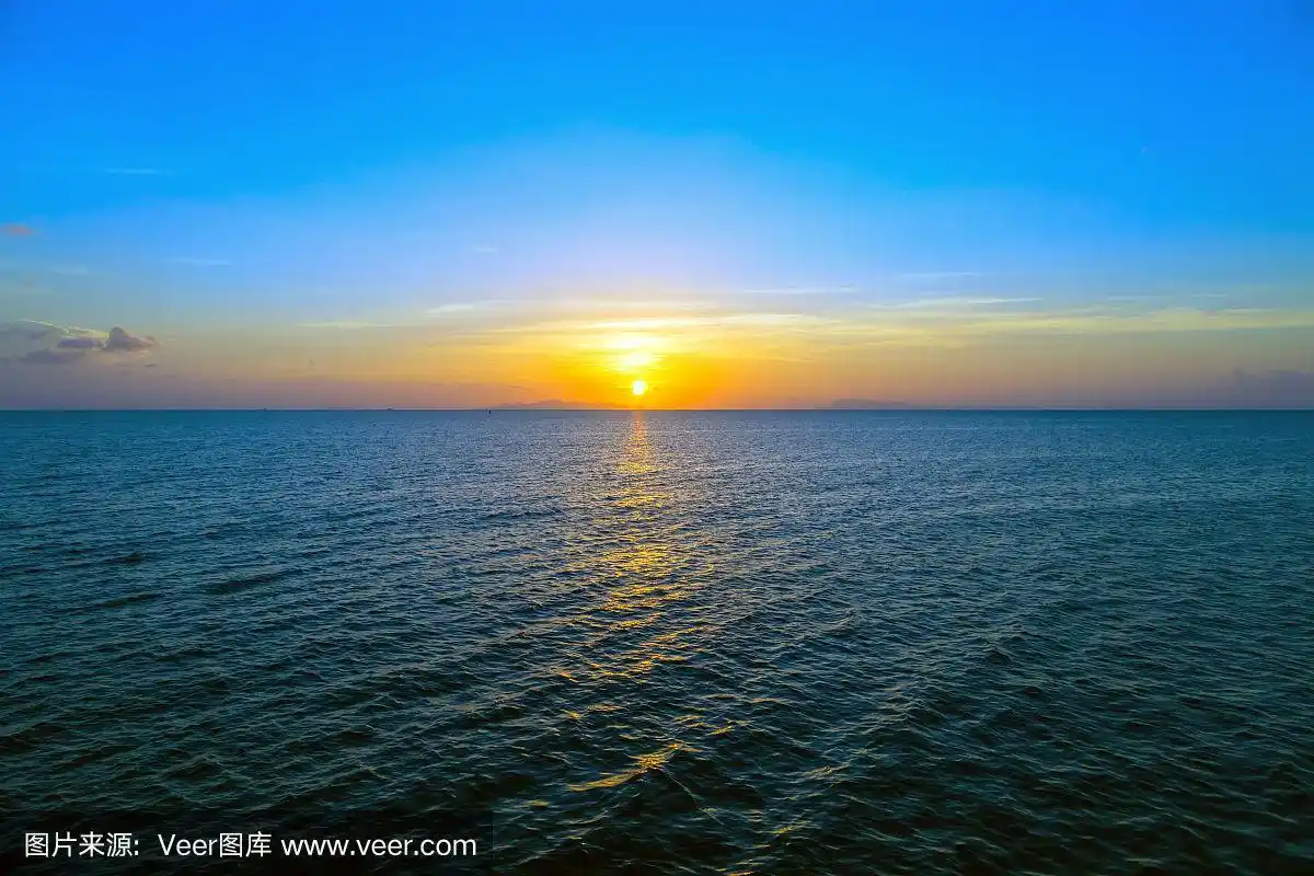 蓝色的大海和太阳美丽的天空日出.