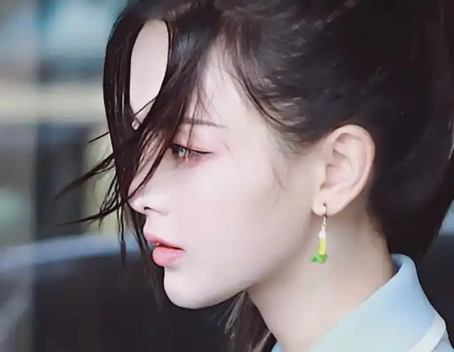 发张我喜欢的杨超越的侧脸