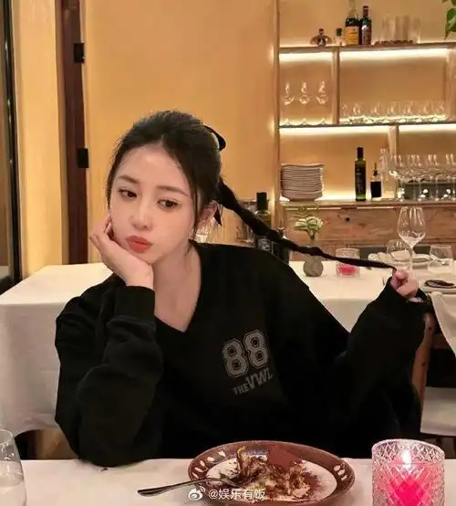 潘玮柏老婆参加姐妹团聚会名媛的聚餐美女们精致又贵气