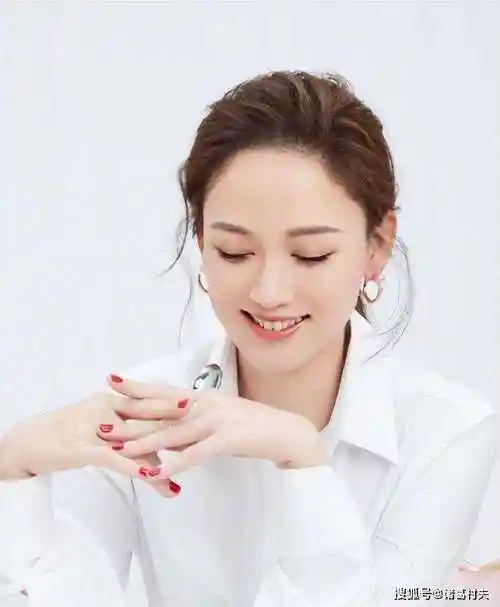 这谁顶得住陈乔恩这身材饱满性感韵味十足